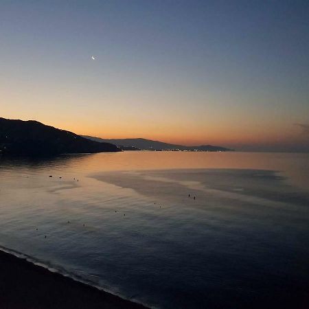Ático en Almuñecar. Primera línea de playa con vistas espectaculares Exterior foto